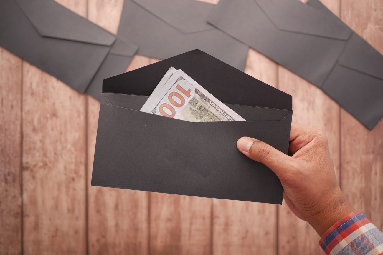 Cash Envelopes vs. a Budget App: What Worked in Our House